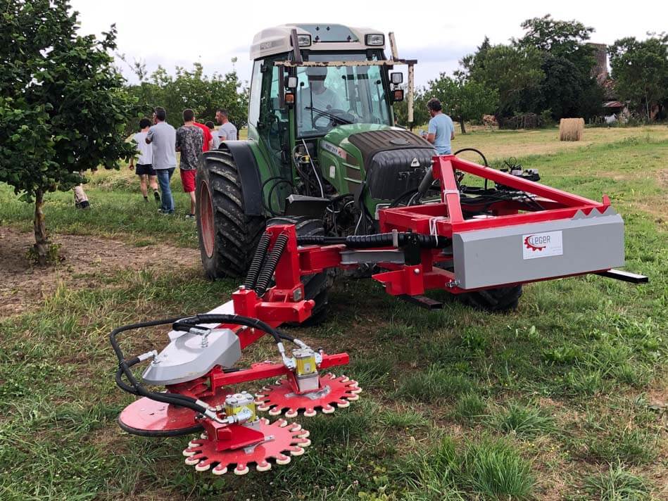 EcoCut360 attelé à un tracteur dans verger de noisette LEGER SAS